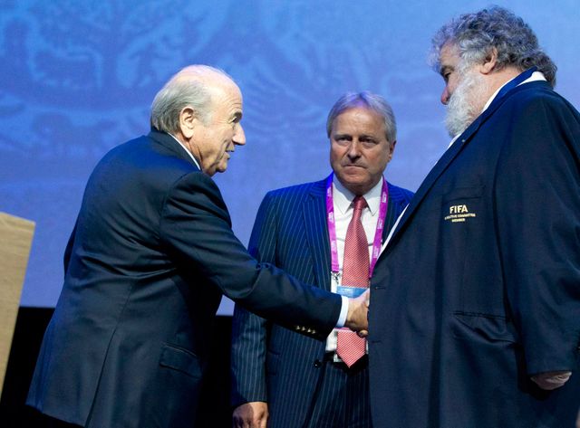 Le président démissionnaire de la Fifa, Sepp Blatter, et l'ex-cadre Chuck Blazer (à droite).