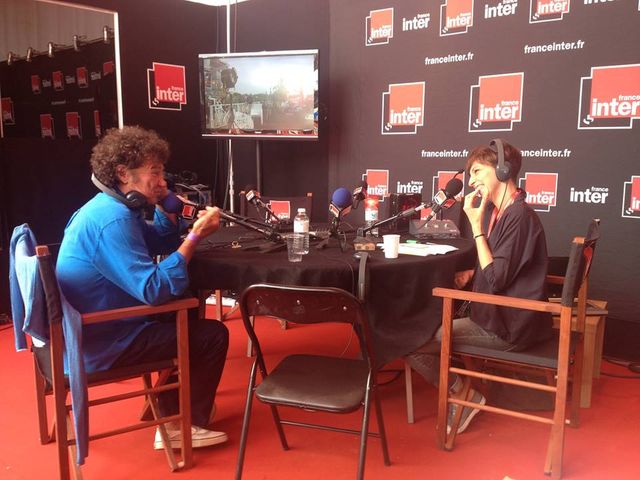 En studio, Robert Charlebois et Rebecca Manzoni