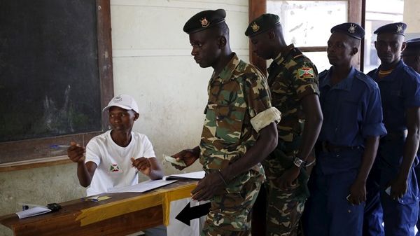 Des policiers et des soldats s'apprêtant à voter à Bujumbura