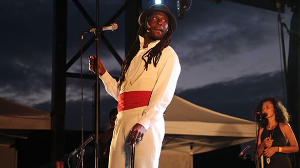 Faada Freddy au Festival de Thau 2015 / Guillaume Schnee