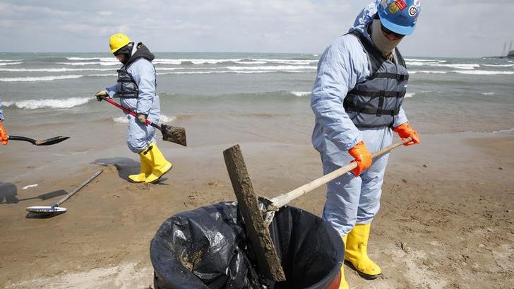 Nettoyage de pétrole brut dans l'Indiana suite à des fuites dans la raffinerie de BP.