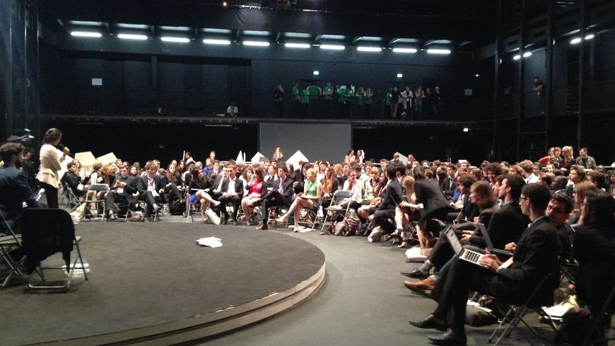 Projet "Make it work" : Simulation de négociation climatique avec Bruno Latour au théâtre des Amandiers