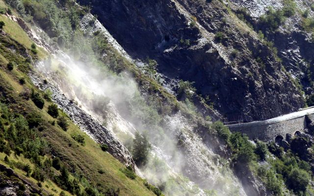 Un petit pan de montagne tombe dans le lac du Chambon