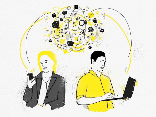 Deux hommes communiquant à l'aide de leurs téléphone et ordinateurs portables
