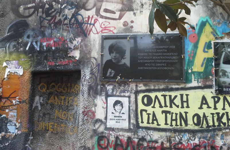 Sur les murs d'Exarchia, plaque à la mémoire d'Alexandros Grigoropoulos tué en 2008 par un policier