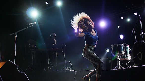 © Flavia Coelho met le feu au festival de Thau / Guillaume Schnee