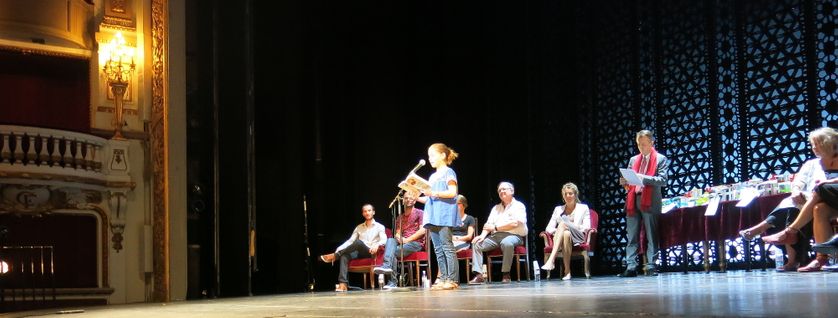 Sur la scène de la Comédie-Française-Paris Eve, 10 ans, remporte Les Petits Champions de la Lecture 2015 !