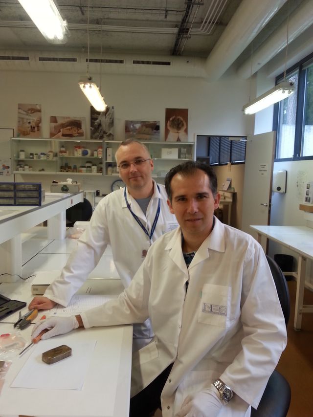 : Fabrice Besacier, chef de la division chimie de l’INPS à Ecully, et Cédric Prudhomme, technicien
