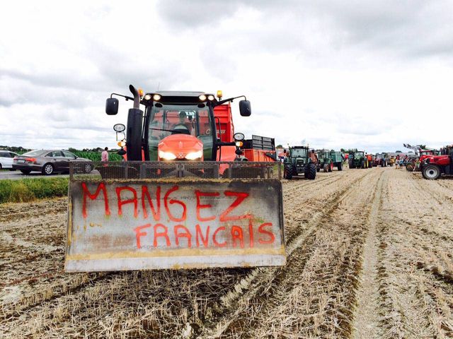 Le 20/07/2015 Les agriculteurs bloquent le Mont Saint Michel pour protester contre la faiblesse des prix de leurs productions...