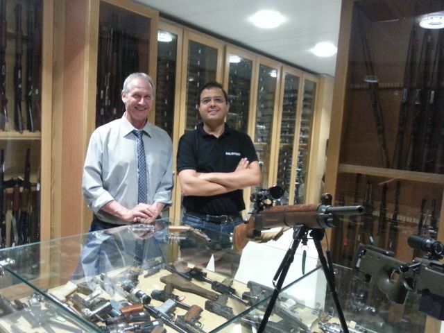 Le docteur Alain Miras et le chef de section, Lakdar Attar, dans la collection d’armes de l’INPS