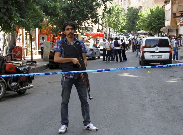 Un policier turc après l'attaque d'officiers de Diyarbakir en Turquie