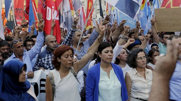 Manifestation après l'attentat de Suruç
