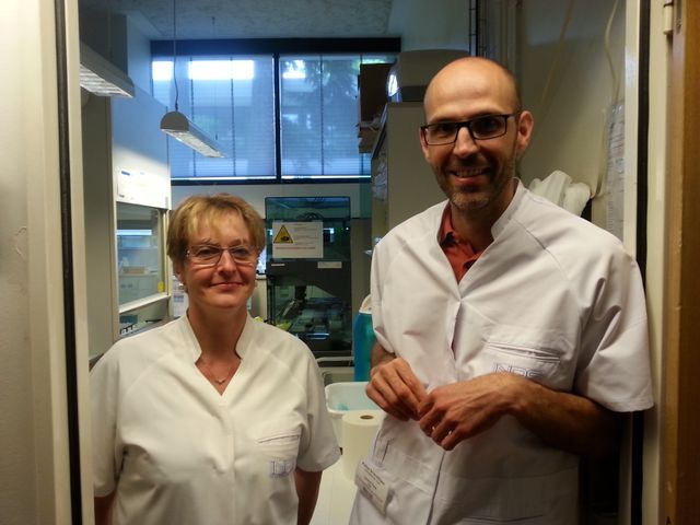 Michèle Hernandez, technicienne, et Laurent Pene, chef de l’Identification à l’INPS dans le laboratoire d’Ecully.