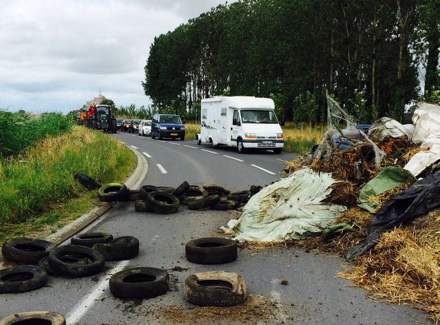 Les agriculteurs bloquent le Mont Saint Michel pour protester contre la faiblesse des prix de leurs productions
