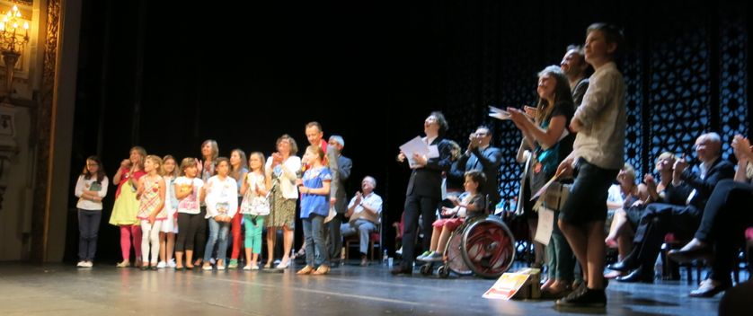 Sur la scène de la Comédie-Française-Paris " Les lauréats des Petits champions de la lecture 2015 "