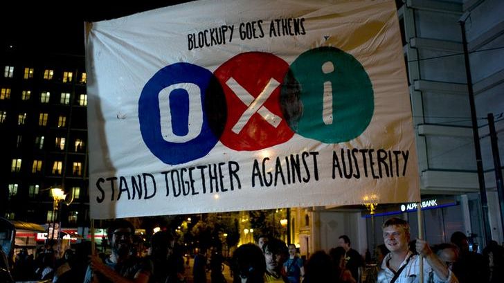 Les partisans du non tiennent une bannière pendant les manifestations à Athènes