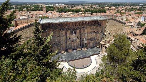Chorégies d'Orange : Bertrand de Billy et une musicienne de l'ONF blessés par des jets de pierres