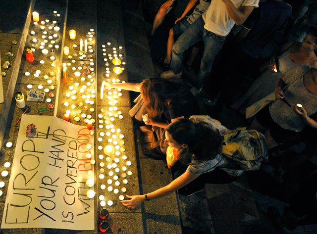 A Budapest, des habitants rendent hommage aux victimes mortes dans un camion