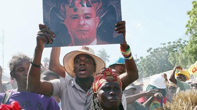 Le Premier ministre Laurent Lamothe dépeint en diable lors d'une manifestation anti-gouvernementale à Port-au-Prince, le 6 décem
