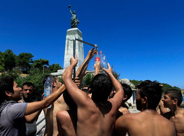 Des migrants cherchent de l'eau potable sur l'île de Lesbos, en Grèce