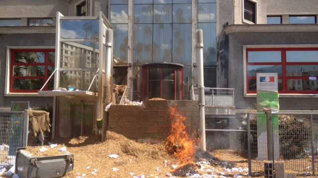 Des oeufs, de l'encre, du béton, et de la paille déposé et lancé par les agriculteurs sur le bâtiment de la DDT à Grenoble.