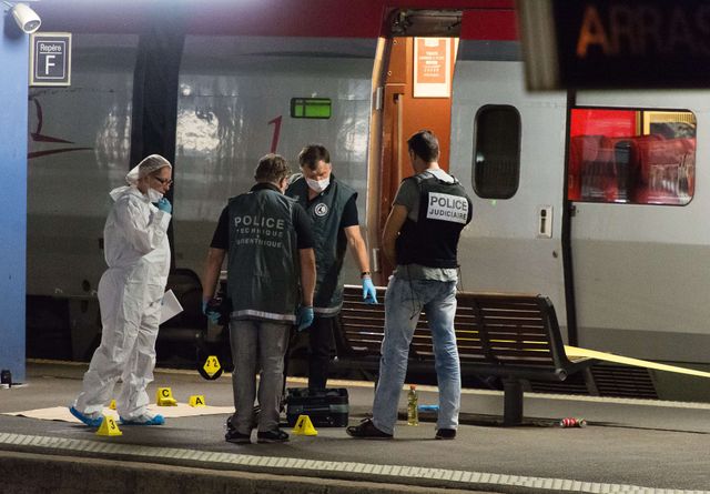 Policiers sur la quai de la gare d'Arras après attaque dans le Thalys
