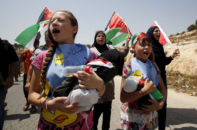 Manifestations après la mort d'un bébé, brulé dans l'incendie de sa maison par des extrémistes israëliens