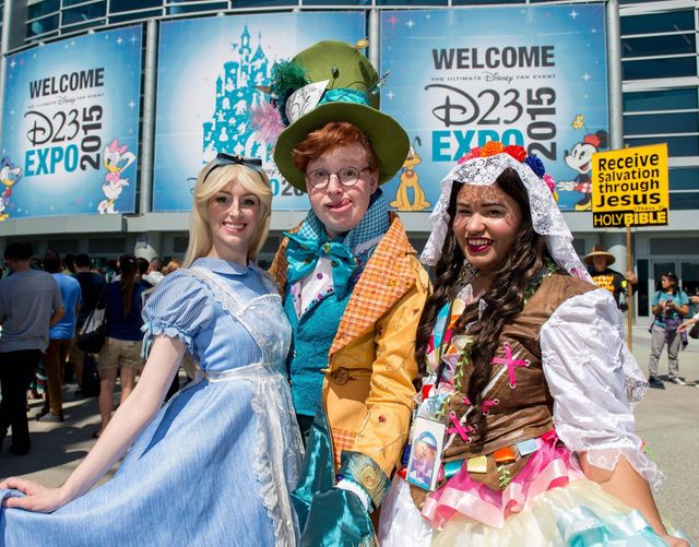 Chelsea Rebecca, David McCarthy, and Andie Vazquez arrivent à la D23 expo (2015)