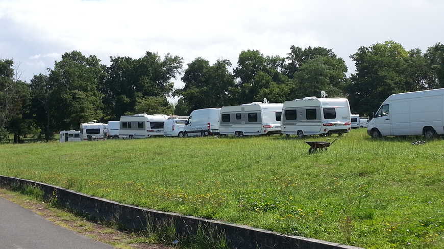 500 caravanes sont réparties sur deux pelouses du campus