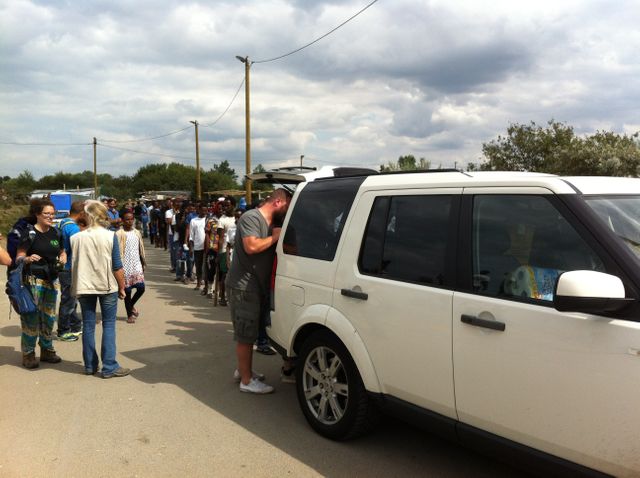 Des Anglais sont venus en famille distribuer 500 repas aux migrants de Calais
