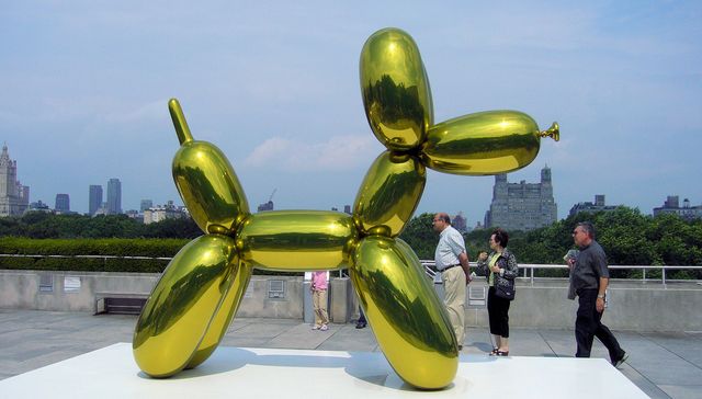 L'une des autres versions de "Balloon Dog", ici en jaune, exposée au Metropolitan muséum de New-York