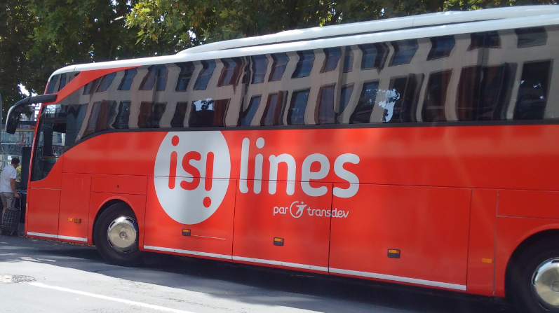 Un autocar de la compagnie Isilines dans une "nouvelle gare routière" rue des Terres de Borde à Bordeaux