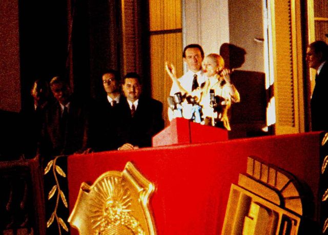 Madonna sur le balcon chantant "Don't cry for me Argentina"