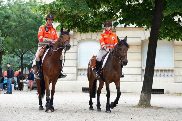 les bénévoles à cheval de la Croix Rouge