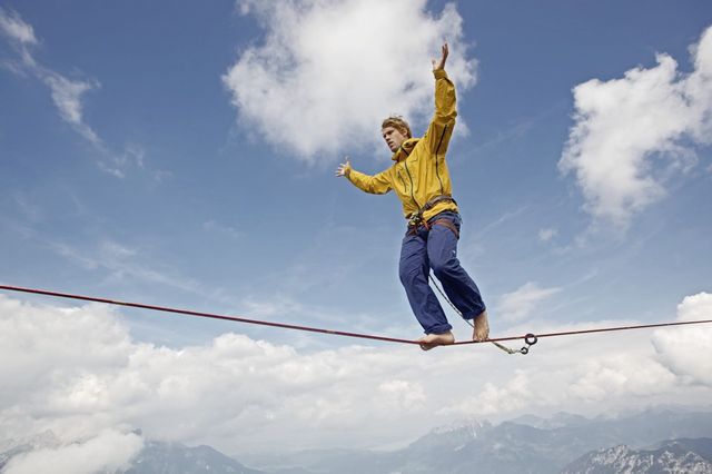 Homme sur une high-line au Tirol