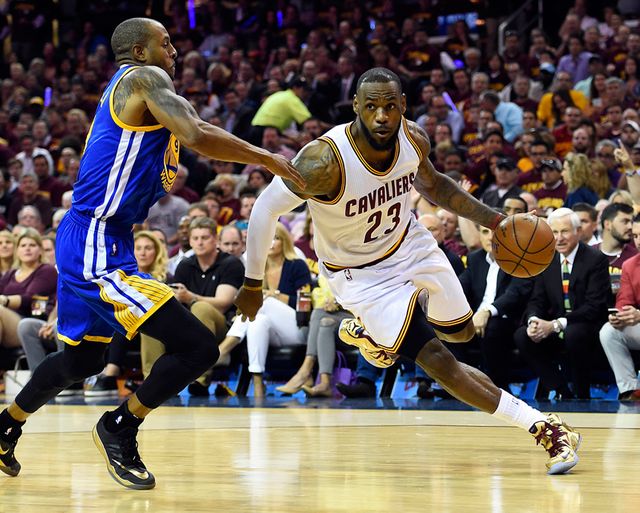Cleveland : match de basket entre les Cavaliers de Cleveland et les Golden State Warriors. Lebron James et Andre Iguodala