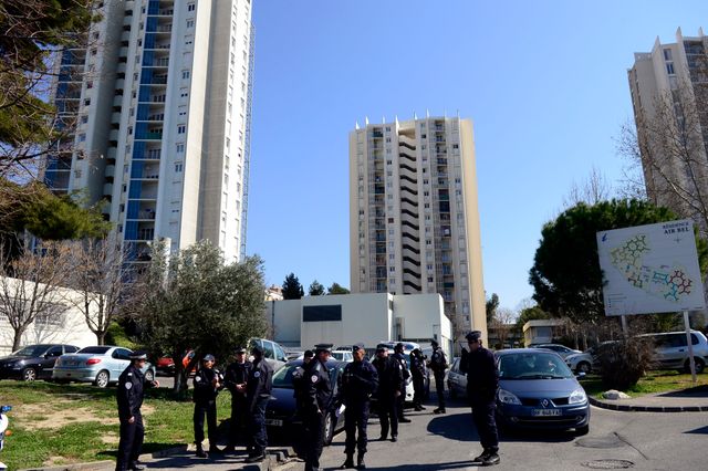 controle de police dans la cité Air bel à Marseille