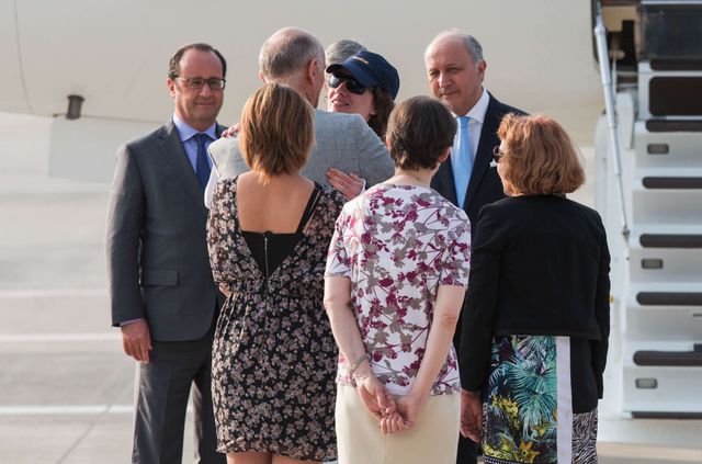 Isabelle Prime a retrouvé sa famille au pieds de la passerelle lors de son arrivée à Villacoublay