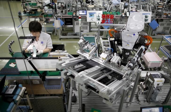 Un humanoïde travaille dans une usine au Japon, 2015