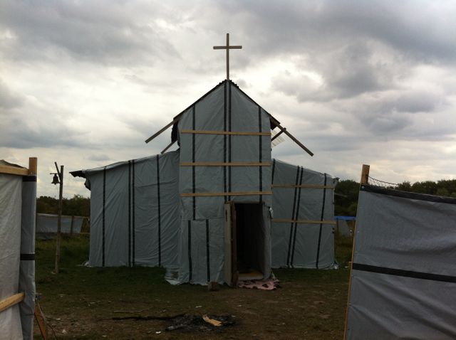 Les migrants ont construit une église dans la lande de Calais