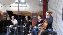 Quatre des Lunaisiens sur scène à Albret par S Noël