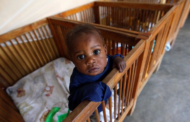 Un enfant abandonné dans un orphélinat de la République démocratique du Congo