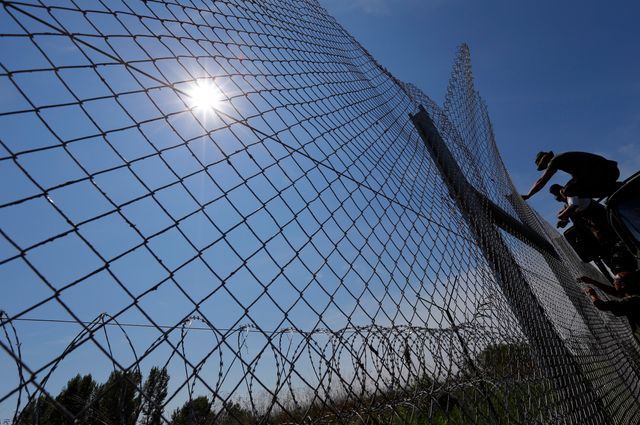 L'armée hongroise bâtit un mur pour empécher les migrants de passer