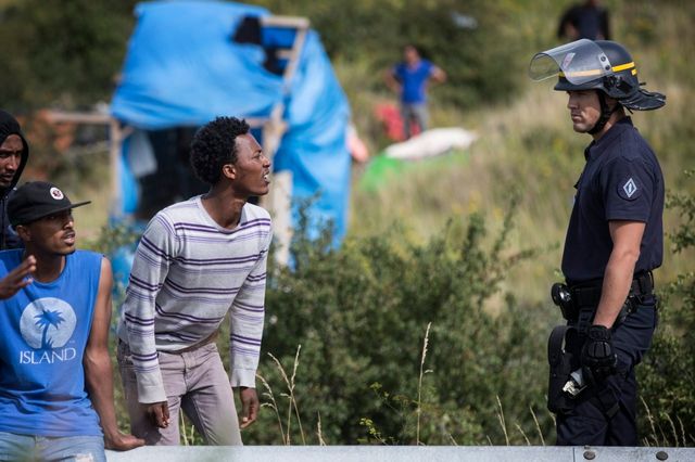 La police face aux migrants à Calais