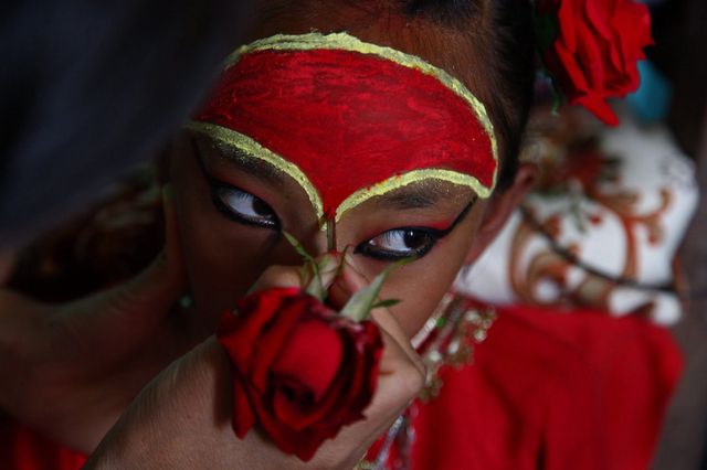 Visa pour l'image 2015 N°8 - STEPHANIE SINCLAIR : Les déesses vivantes du Nepal