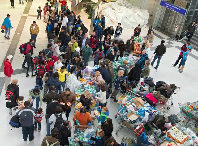 Distribution de vivres dans la gare de Salzbourg