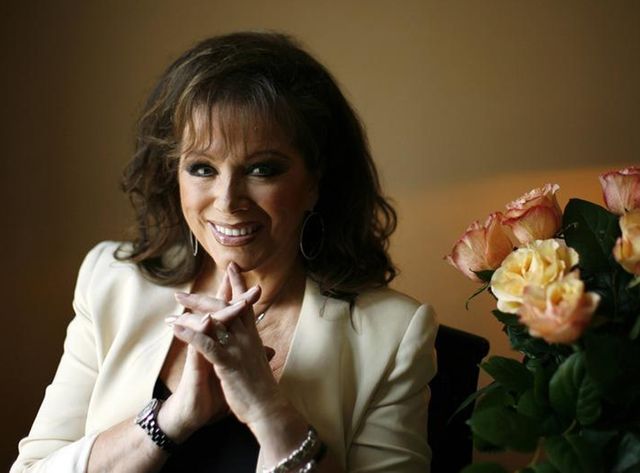 Née en Grande-Bretagne, Jackie Collins a commencé à faire de la comédie avant de se consacrer à l'écriture