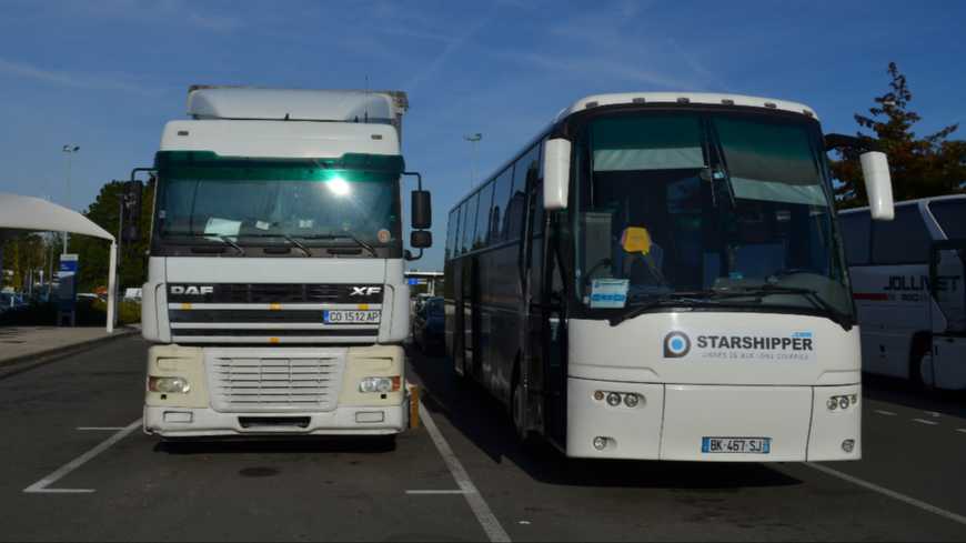 Les autocars utilisent le parking poids-lourds de la sortie Le Mans Nord
