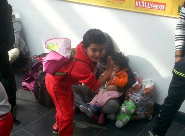 Une famille syrienne arrive à la gare de Malmö en Suède