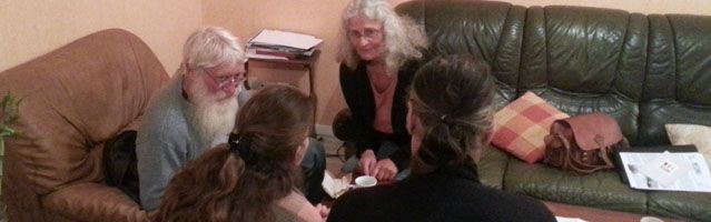 Deux réfugiés accueillis par des bénévoles